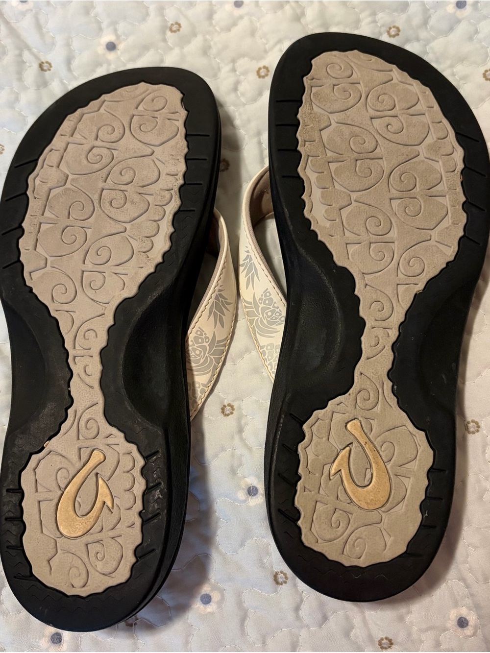 OluKai Ohana Women’s Sandal Thong Bright White/Hua With Pineapple Pattern Sz 7 - Picture 4 of 4
